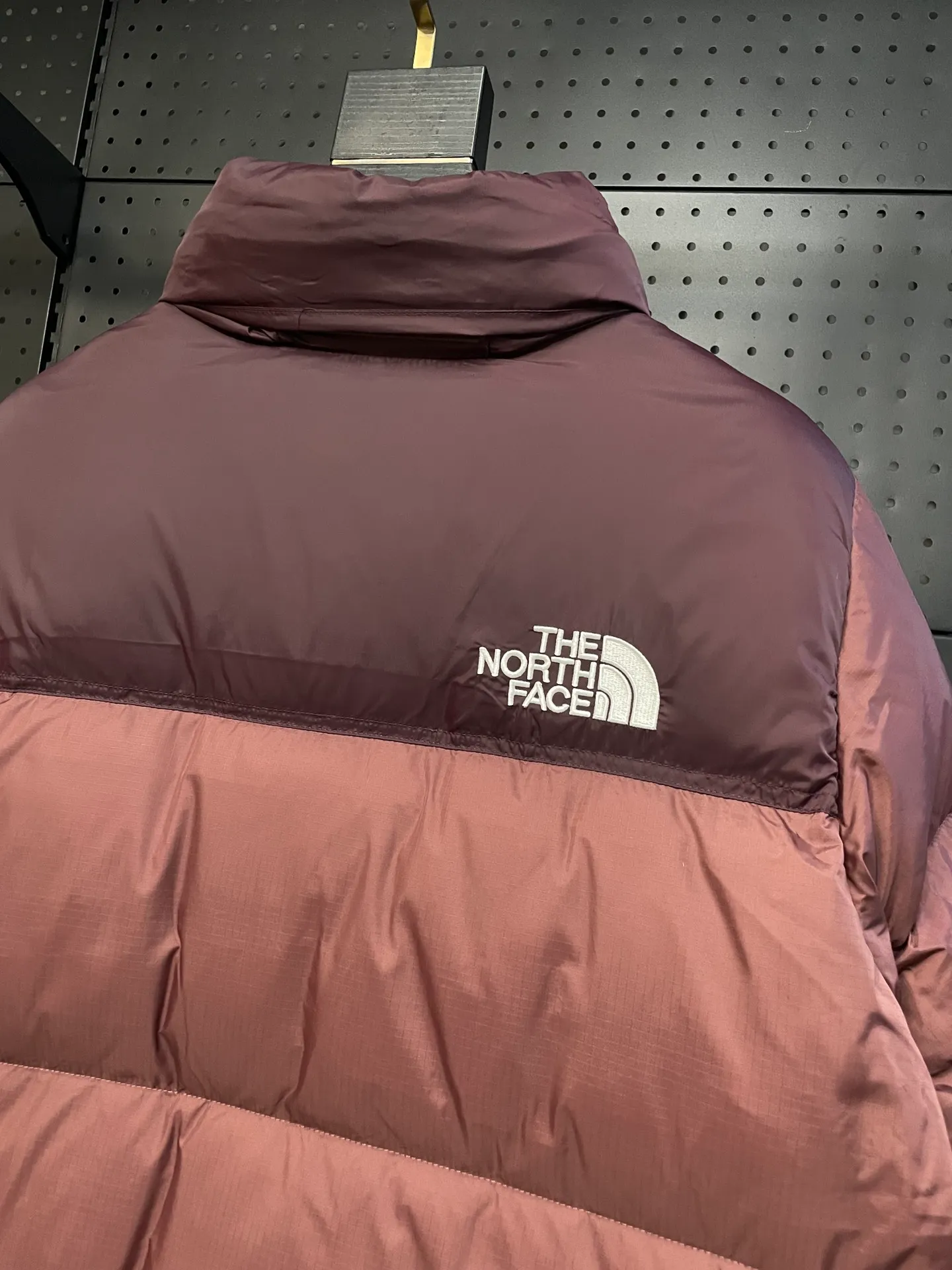 Red 【The North Face 1996Nuptse 1996/Classic / / 】 ： The North Face" 、 。 The North Face" 。 The North Face。 。 , 。 The North Face" , Yosemite Half Dome, 。 + ： ✅ ：RDS Quality 700 / 280g ✅ ： ✅ ：YKK ISO 9000Quality ZP ✅ ：340TPremium ✅ ： ， ， Lightweight 。 ： ： DWR (DWR ） ～ ： 700 （RDS ) 1990 ， ， ， ， Lightweight 。